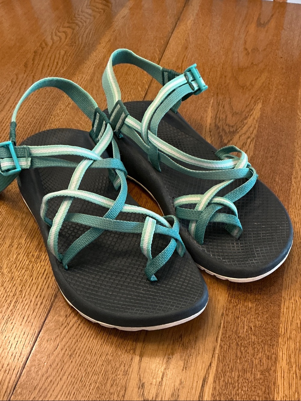 Woman’s Chaco green ZX/2. Size 10. Toe hold. Barely worn!